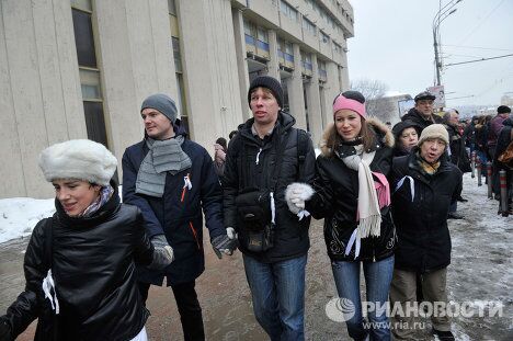 Участники акции Большой белый круг в Москве Участники акции Большой белый круг в Москве