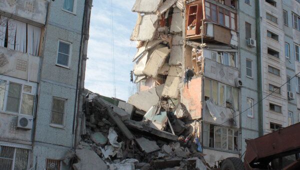 В Астрахани из-за взрыва газа обрушился подъезд жилого дома В Астрахани из-за взрыва газа обрушился подъезд жилого дома