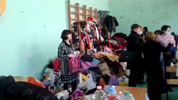 Астраханцы несут жителям обрушившегося дома одежду и продукты Астраханцы несут жителям обрушившегося дома одежду и продукты