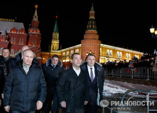 Д.Медведев и В.Путин участвуют в митинге на Манежной площади Д.Медведев и В.Путин участвуют в митинге на Манежной площади