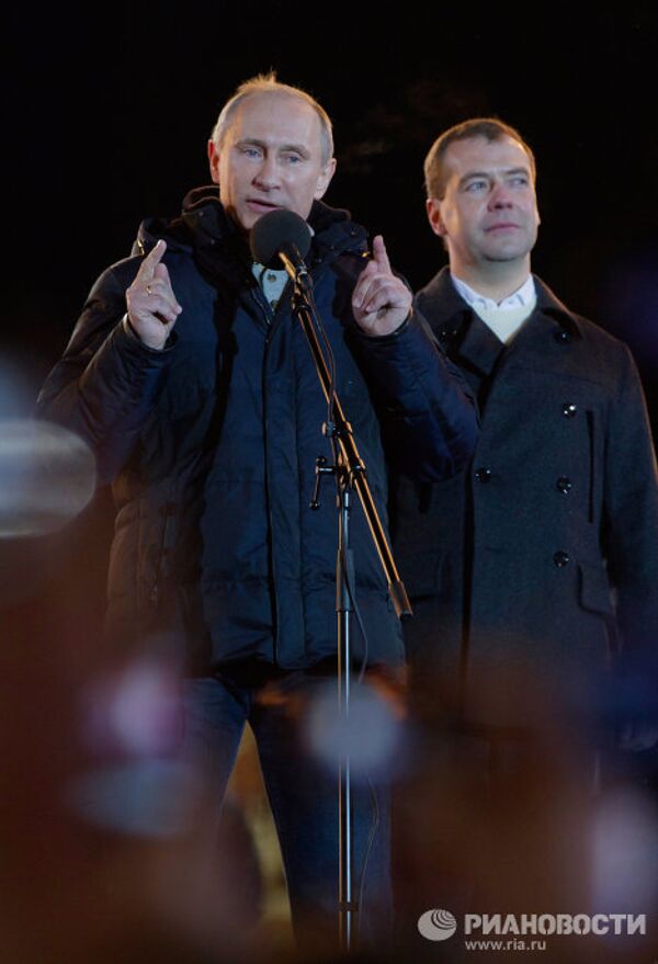 Д.Медведев и В.Путин участвуют в митинге на Манежной площади Д.Медведев и В.Путин участвуют в митинге на Манежной площади