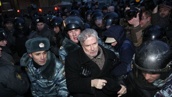 Полицейские задерживают лидера Другой России Эдуарда Лимонова на Лубянской площади Полицейские задерживают лидера Другой России Эдуарда Лимонова на Лубянской площади