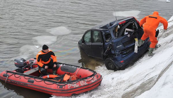 Иномарка упала в Москву-реку в районе Пречистенской набережной Иномарка упала в Москву-реку в районе Пречистенской набережной