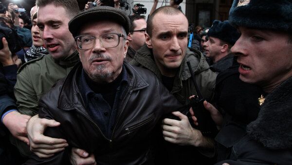 Один из лидеров движения Другая Россия Эдуард Лимонов во время несанкционированной акции в защиту 31-й статьи Конституции на Триумфальной площади столицы. Архив Один из лидеров движения Другая Россия Эдуард Лимонов во время несанкционированной акции в защиту 31-й статьи Конституции на Триумфальной площади столицы. Архив