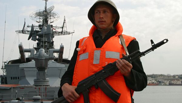Военнослужащий у корабля Сметливый. Архивное фото Военнослужащий у корабля Сметливый. Архивное фото
