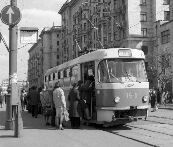 Трамвай на одной из московских улиц, 1977 год. Трамвай на одной из московских улиц, 1977 год.