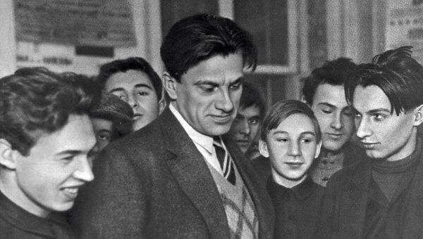 Владимир Маяковский среди молодежи Владимир Маяковский среди молодежи
