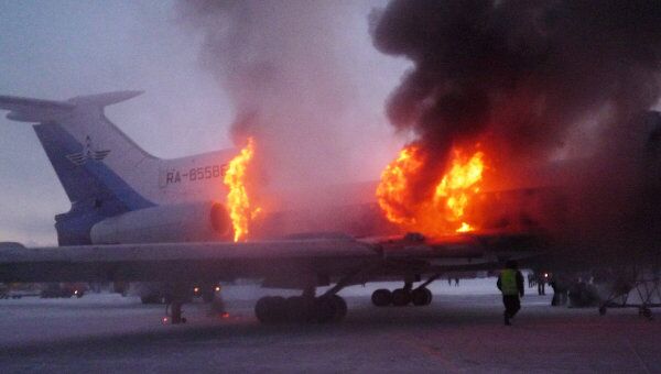 Пожар на борту самолета Ту-154 в аэропорту Сургута. Архив Пожар на борту самолета Ту-154 в аэропорту Сургута. Архив