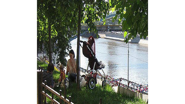 Отдыхающие на берегу Москва реки Отдыхающие на берегу Москва реки