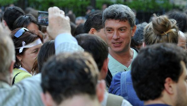 Сопредседатель Партии народной свободы Борис Немцов во время народных гуляний сторонников оппозиции на Чистопрудном бульваре. Архив Сопредседатель Партии народной свободы Борис Немцов во время народных гуляний сторонников оппозиции на Чистопрудном бульваре. Архив