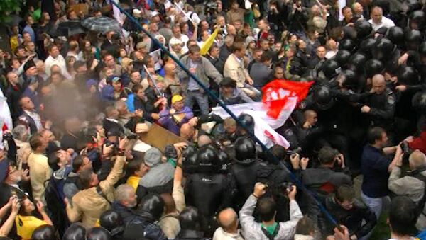Противники закона о русском языке подрались с милицией у Верховной Рады Противники закона о русском языке подрались с милицией у Верховной Рады