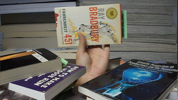 Книга Рэя Брэдбери 451 градус по Фаренгейту Книга Рэя Брэдбери 451 градус по Фаренгейту