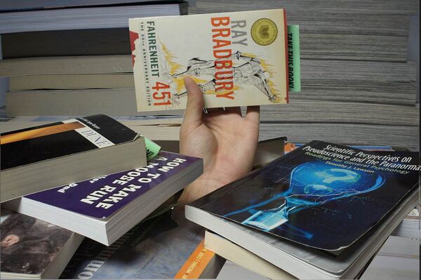 Книга Рэя Брэдбери 451 градус по Фаренгейту Книга Рэя Брэдбери 451 градус по Фаренгейту