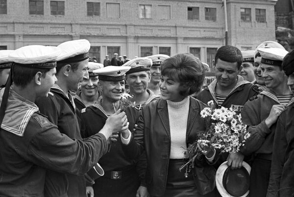 Певица Эдита Пьеха в гостях у моряков Северного флота Певица Эдита Пьеха в гостях у моряков Северного флота
