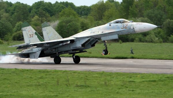 Учебно-тренировочные полеты истребителей СУ-27, архивное фото Учебно-тренировочные полеты истребителей СУ-27, архивное фото