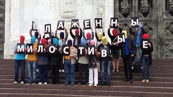 Молодые люди в цветных балаклавах задержаны после акции у ХХС в Москве Молодые люди в цветных балаклавах задержаны после акции у ХХС в Москве
