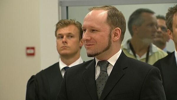 Норвежский стрелок Андерс Брейвик слушал приговор и ухмылялся Норвежский стрелок Андерс Брейвик слушал приговор и ухмылялся