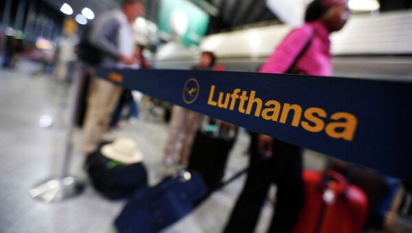 Стойка регистрации пассажиров авиакомпании Lufthansa в аэропорту Франкфурт-на-Майне Стойка регистрации пассажиров авиакомпании Lufthansa в аэропорту Франкфурт-на-Майне