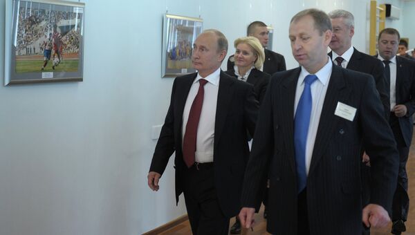 Президент РФ Владимир Путин во время посещения московской гимназии №1519 Президент РФ Владимир Путин во время посещения московской гимназии №1519