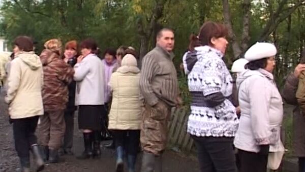 Близкие дежурят у больницы, куда доставили выживших при крушении Ан-28 Близкие дежурят у больницы, куда доставили выживших при крушении Ан-28