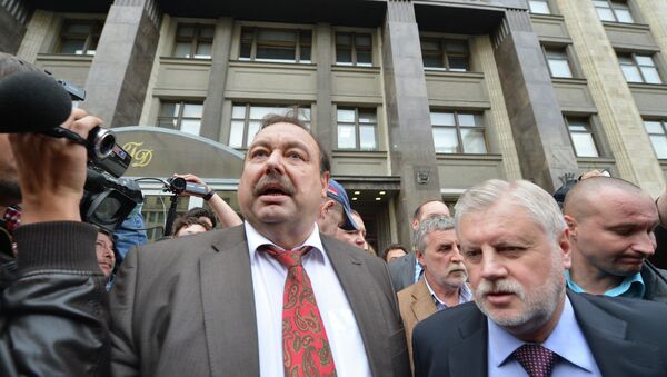 Геннадий Гудков пообщался с журналистами у здания Госдумы РФ Геннадий Гудков пообщался с журналистами у здания Госдумы РФ