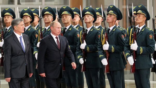 Глава Киргизии Алмазбек Атамбаев и президент России Владимир Путин Глава Киргизии Алмазбек Атамбаев и президент России Владимир Путин