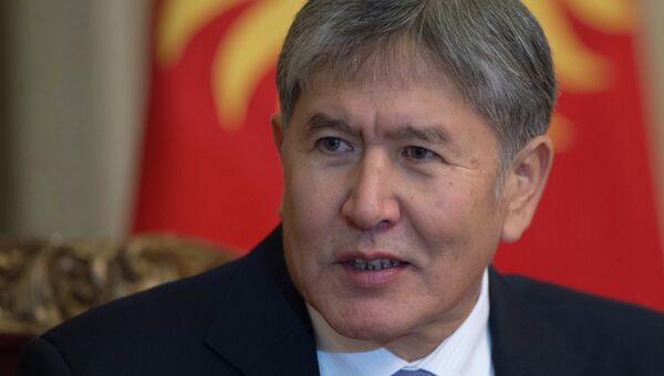 Президент Киргизии Алмазбек Атамбаев, архивное фото Президент Киргизии Алмазбек Атамбаев, архивное фото