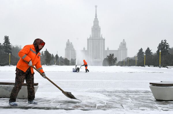 Уборка снега в Москве Уборка снега в Москве