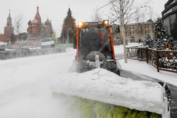 Снегоуборочная техника коммунальных служб во время уборки снега на территории природно-ландшафтного парка Зарядье в Москве Снегоуборочная техника коммунальных служб во время уборки снега на территории природно-ландшафтного парка Зарядье в Москве