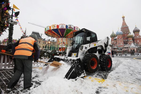 Сотрудники коммунальной службы убирают снег на Красной площади в Москве Сотрудники коммунальной службы убирают снег на Красной площади в Москве