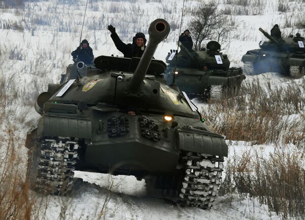 Советский тяжёлый танк ИС-3 (на первом плане) во время показательного выезда на Центральной базе хранения бронетанковой техники Восточного военного округа в Приморском крае Советский тяжёлый танк ИС-3 (на первом плане) во время показательного выезда на Центральной базе хранения бронетанковой техники Восточного военного округа в Приморском крае