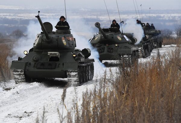 Танки Т-34 и ИС-3 (слева направо) во время показательного выезда на Центральной базе хранения бронетанковой техники Восточного военного округа в Приморском крае Танки Т-34 и ИС-3 (слева направо) во время показательного выезда на Центральной базе хранения бронетанковой техники Восточного военного округа в Приморском крае
