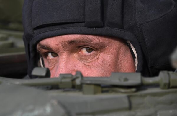 Военнослужащий РФ во время показательного выезда исторической бронетехники на Центральной базе хранения бронетанковой техники Восточного военного округа в Приморском крае Военнослужащий РФ во время показательного выезда исторической бронетехники на Центральной базе хранения бронетанковой техники Восточного военного округа в Приморском крае