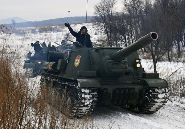 Тяжёлая советская самоходно-артиллерийская установка (САУ) СУ-152 во время показательного выезда на Центральной базе хранения бронетанковой техники Восточного военного округа в Приморском крае Тяжёлая советская самоходно-артиллерийская установка (САУ) СУ-152 во время показательного выезда на Центральной базе хранения бронетанковой техники Восточного военного округа в Приморском крае