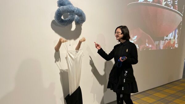 На выставке Atelier E.B Прохожий в музее Гараж На выставке Atelier E.B Прохожий в музее Гараж