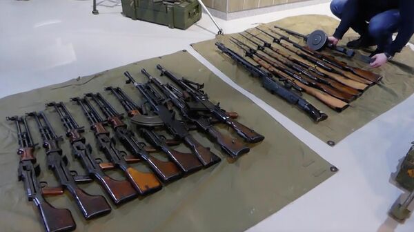 Сотрудники ФСБ РФ изъяли 1,2 тысячи боевых стволов оружия в спортивно-стрелковом клубе Паритет-СВ в Калужской области Сотрудники ФСБ РФ изъяли 1,2 тысячи боевых стволов оружия в спортивно-стрелковом клубе Паритет-СВ в Калужской области