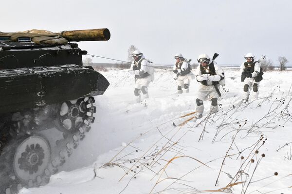 Военнослужащие мотострелкового соединения на занятиях по лыжной подготовке в Кемеровской области Военнослужащие мотострелкового соединения на занятиях по лыжной подготовке в Кемеровской области