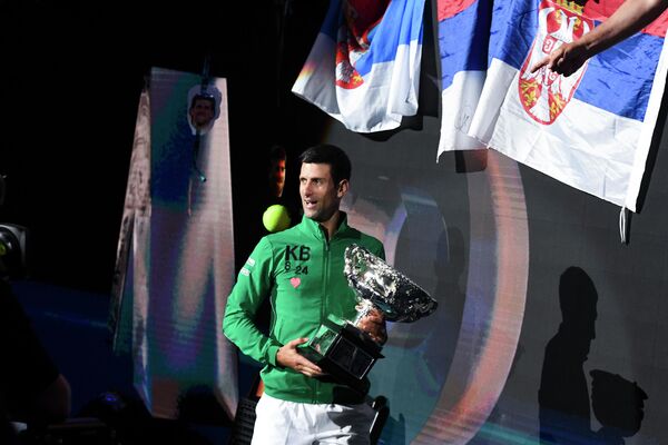 Теннисист Новак Джокович (Сербия) радуется победе в финале Открытого чемпионата Австралии в Мельбурне Теннисист Новак Джокович (Сербия) радуется победе в финале Открытого чемпионата Австралии в Мельбурне