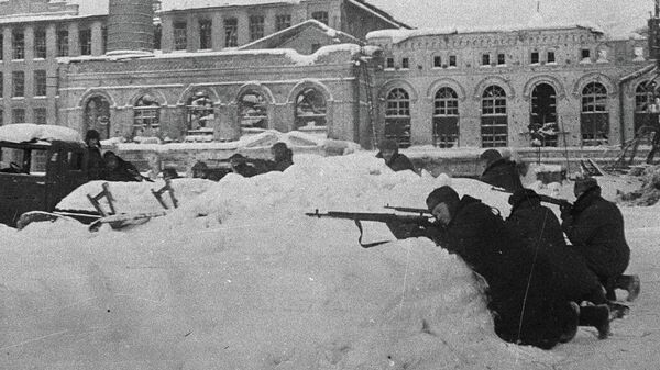 Партизанский отряд Наро-Фоминска. Группа партизан на линии обороны во дворе Наро-Фоминской прядильной фабрики. Автор В.В. Олейник. 1941–1942 годы Партизанский отряд Наро-Фоминска. Группа партизан на линии обороны во дворе Наро-Фоминской прядильной фабрики. Автор В.В. Олейник. 1941–1942 годы