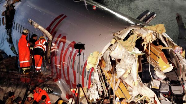 Самолет Boeing-737 авиакомпании Pegasus после жесткой посадки в Международном аэропорту имени Сабихи Гекчен в Стамбуле Самолет Boeing-737 авиакомпании Pegasus после жесткой посадки в Международном аэропорту имени Сабихи Гекчен в Стамбуле