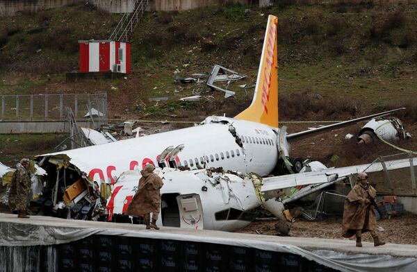 Самолет Boeing-737 авиакомпании Pegasus после жесткой посадки в Международном аэропорту имени Сабихи Гекчен в Стамбуле Самолет Boeing-737 авиакомпании Pegasus после жесткой посадки в Международном аэропорту имени Сабихи Гекчен в Стамбуле