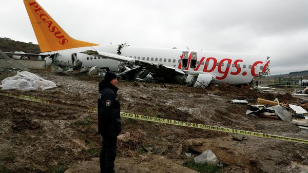 Полиция на месте жесткой посадки самолета Boeing-737 авиакомпании Pegasus в Международном аэропорту имени Сабихи Гекчен в Стамбуле Полиция на месте жесткой посадки самолета Boeing-737 авиакомпании Pegasus в Международном аэропорту имени Сабихи Гекчен в Стамбуле