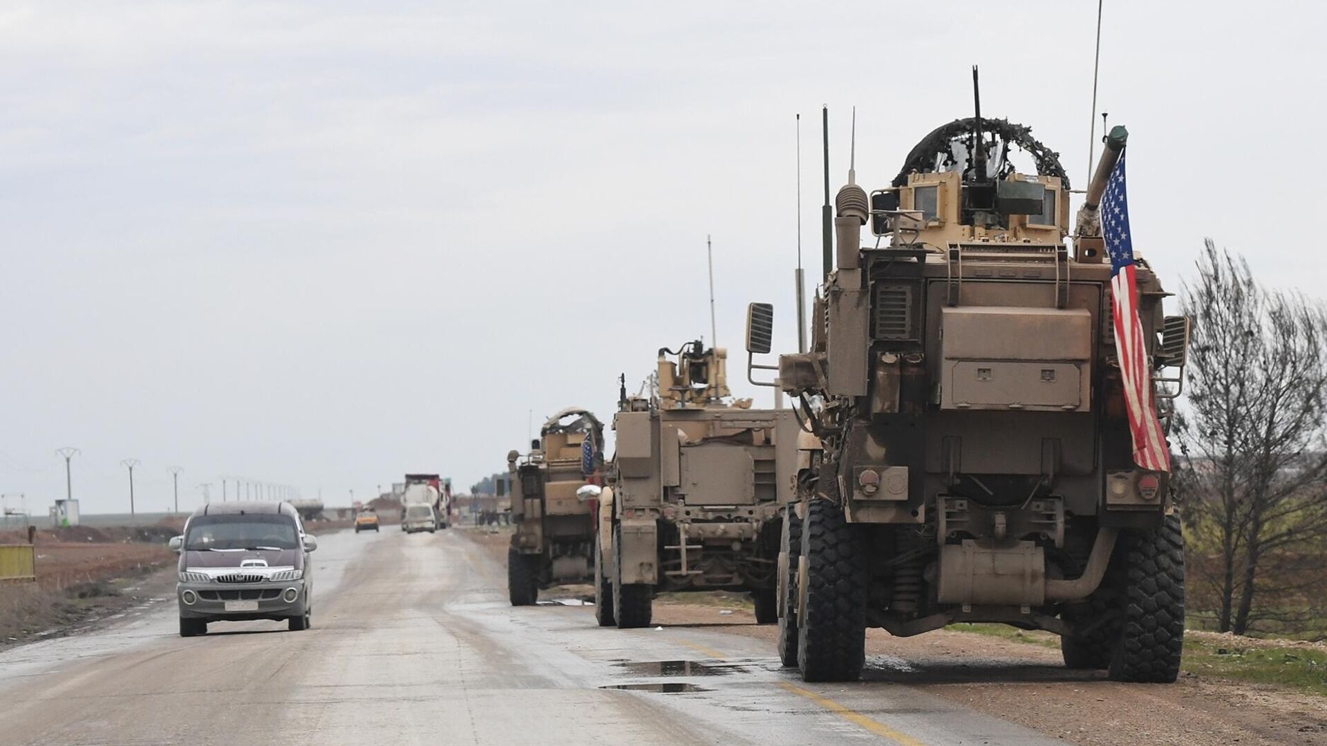 Военный патруль США на дороге из Ракки в Хасеке Военный патруль США на дороге из Ракки в Хасеке - РИА Новости, 1920, 26.02.2021