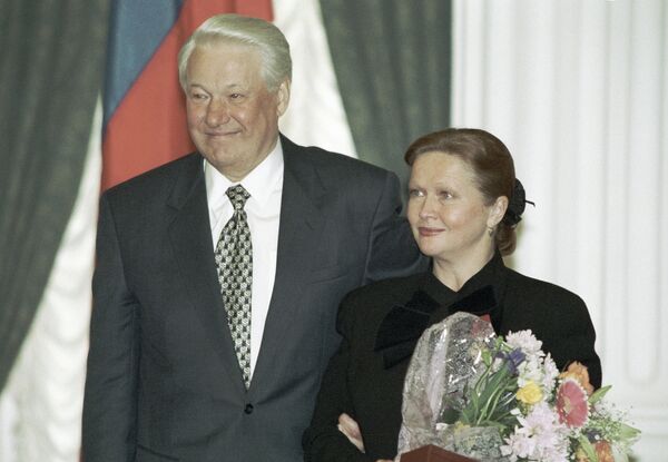 Президент РФ Борис Ельцин и актриса Наталья Гундарева Президент РФ Борис Ельцин и актриса Наталья Гундарева