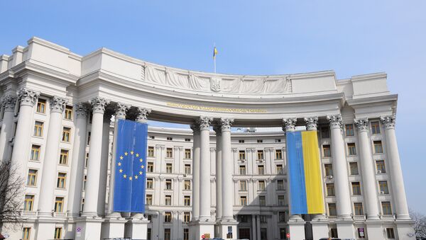 Флаги Украины и Евросоюза. Архивное фото Флаги Украины и Евросоюза. Архивное фото