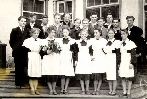 Выпуск Ягодинской средней школы, 1957 год. Юрий Жаров - крайний слева Выпуск Ягодинской средней школы, 1957 год. Юрий Жаров - крайний слева
