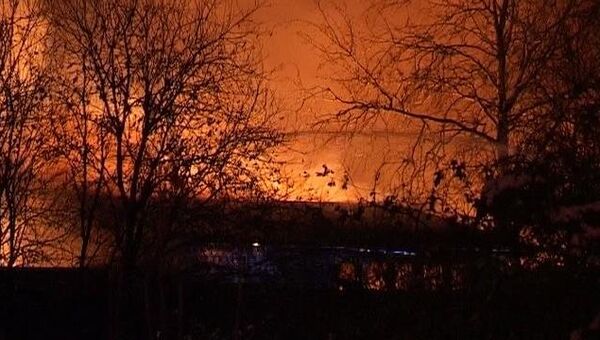 Пламя от горящего склада озаряло вечернее небо Великого Новгорода Пламя от горящего склада озаряло вечернее небо Великого Новгорода