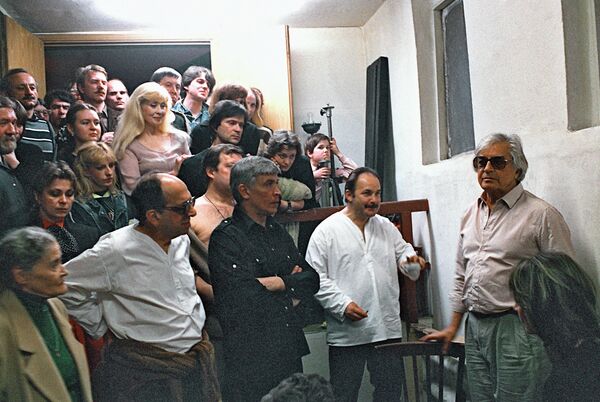 Режиссёр Юрий Любимов (справа) среди артистов театра Режиссёр Юрий Любимов (справа) среди артистов театра
