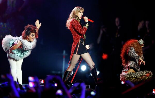 Певица Тейлор Свифт на премии “MTV EMA 2012” во Франкфурте, Германия Певица Тейлор Свифт на премии “MTV EMA 2012” во Франкфурте, Германия