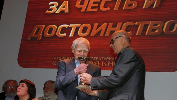 Писатель, автор романа Мой лейтенант Даниил Гранин (слева) и президент Российской государственной библиотеки Виктор Федоров. Архивное фото Писатель, автор романа Мой лейтенант Даниил Гранин (слева) и президент Российской государственной библиотеки Виктор Федоров. Архивное фото